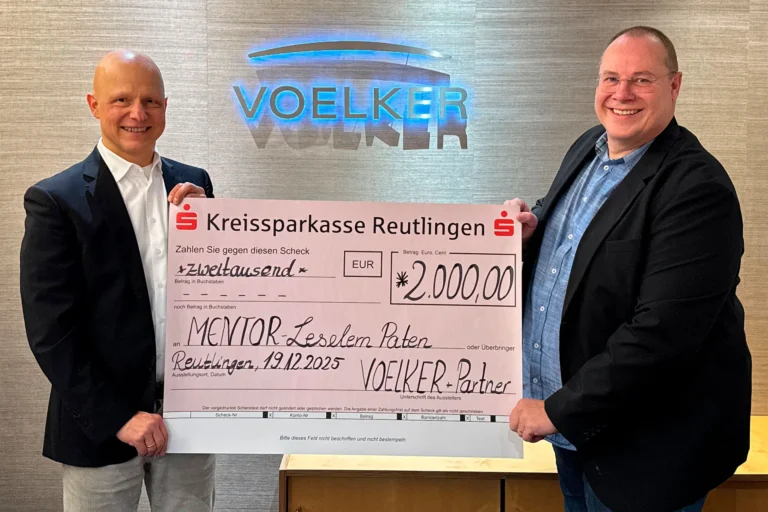 Scheckübergabe mit Dr. Hans Hammann, Partner der Kanzlei Völker & Partner