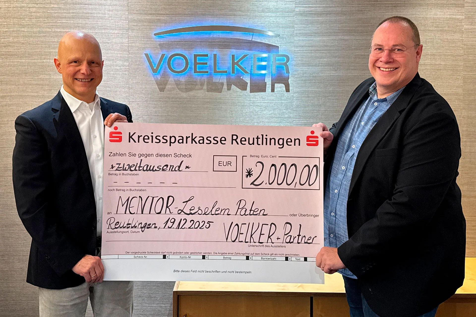 Scheckübergabe mit Dr. Hans Hammann, Partner der Kanzlei Völker & Partner